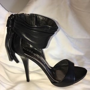 Guess by Marciano Stunning leather bow tie shoes.